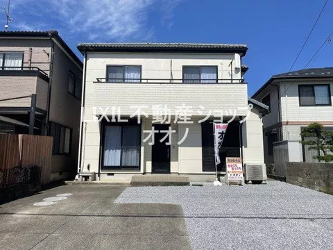 Parking for 4 cars in parallel is possible! There is plenty of space for a couple and children too♪ Renovated and ready to move in!