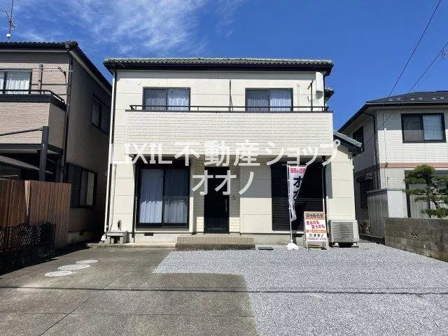 Parking for 4 cars in parallel is possible! There is plenty of space for a couple and children too♪ Renovated and ready to move in!