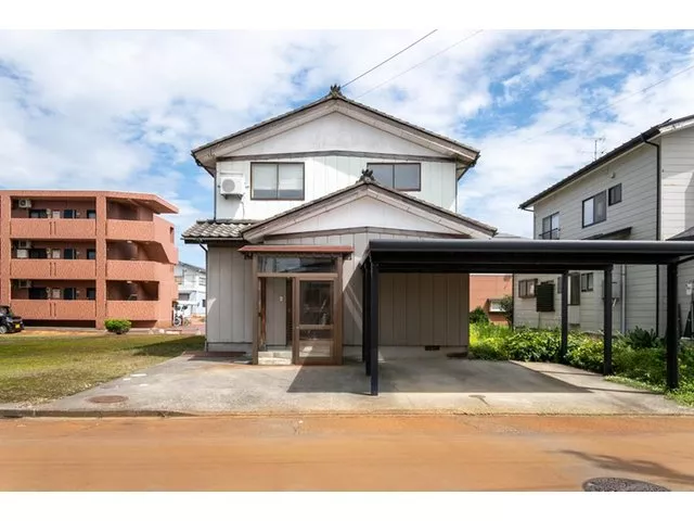 Parking for 4 cars available! Includes a carport for 2 cars! Each room has storage, and there is also a 3-tatami mat storage room with excellent storage capacity.