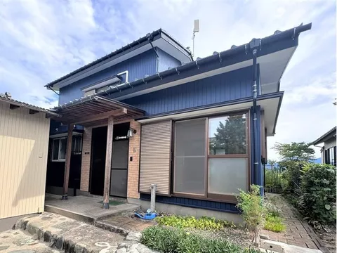 Exterior and water facilities have been renovated! Spacious land of 84 tsubo, 5LK! Parking for 3 cars available