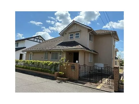 A 4LDK + 2S home with 2 storage rooms and ample storage space!