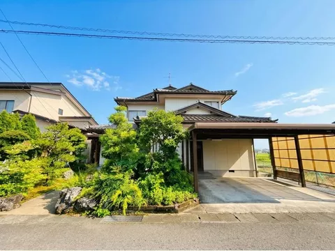 A 6LDK used detached house located in a quiet residential area slightly away from the city center of Fuchu Town.