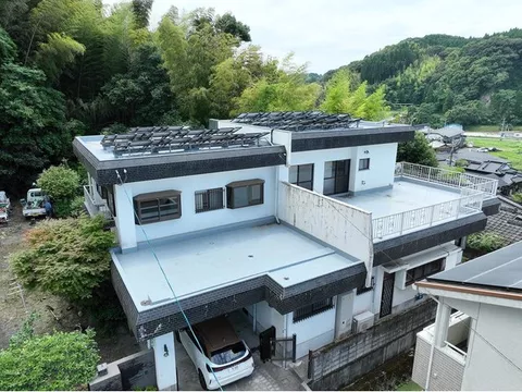 Reinforced concrete construction, sturdy 2-story building, parking for 2 cars, spacious 6LDK
