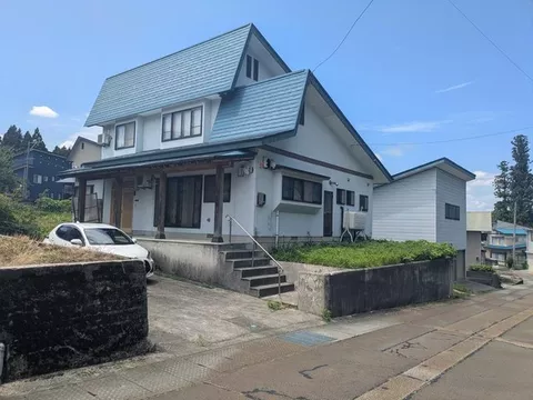 ■Location approximately 450m from Oishida Station! ■Existing house with garage! - Image 1