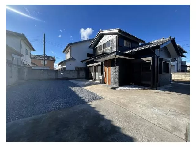 [Open House] [Renovated] Parking available for 4 regular cars. Quiet residential area with little traffic