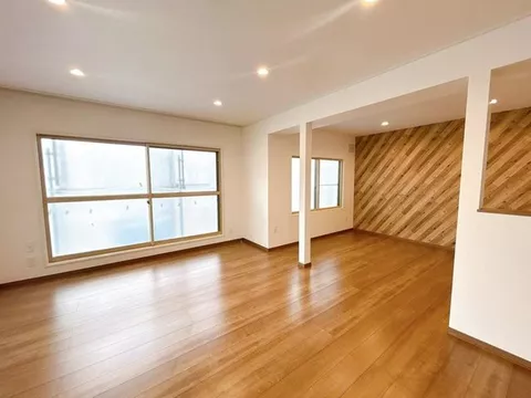 Open house held, interior and exterior renovation completed, two-family consideration possible, parking for 3 cars, garden space - Image 2