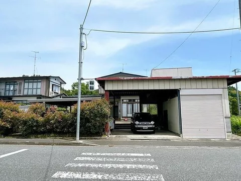 A 5DK house with a garage on a 100 tsubo lot