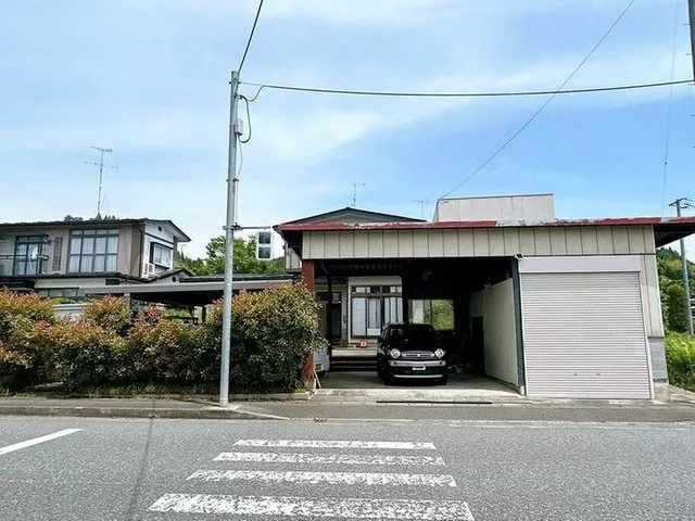 A 5DK house with a garage on a 100 tsubo lot