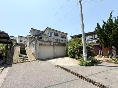 Price revised from 9.9 million yen to 6.5 million yen. How about it for a large family or as a share house?
