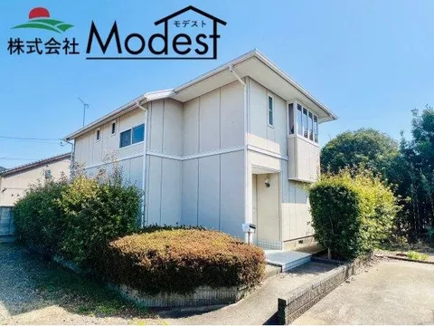 Over 100 tsubo spacious lot ◎ Ample storage space ♪ Convenient shopping location ♪