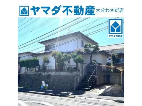 Good access to Oita Kōyoshi IC! A 5DK home located in a quiet residential area on a hill.