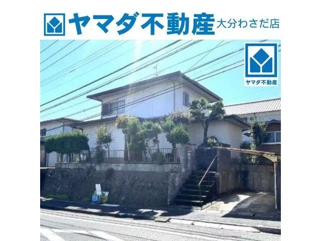 Good access to Oita Kōyoshi IC! A 5DK home located in a quiet residential area on a hill.