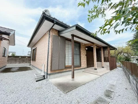 Open house event held, limited-time current sale until 10/4. Single-story house built in 2004. On-site parking.