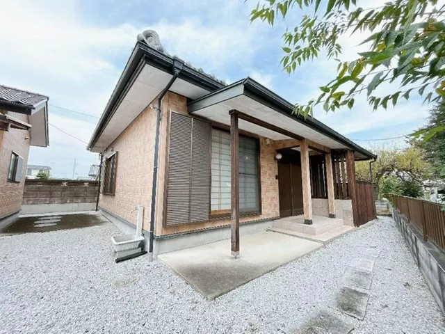 Open house event held, limited-time current sale until 10/4. Single-story house built in 2004. On-site parking.
