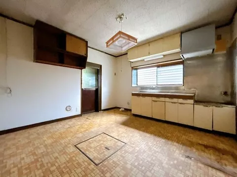 [Open House] [Under renovation] Parking for 4 cars / Quiet residential area / Low surrounding traffic volume /