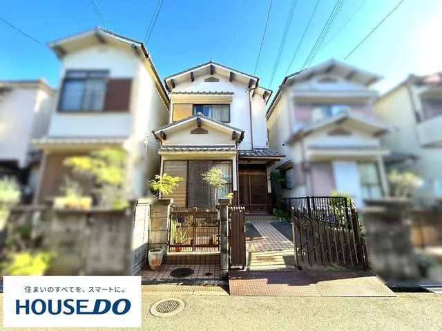 ■ Family type with a 4LDK layout♪ ■ One high-roof vehicle parking available♪