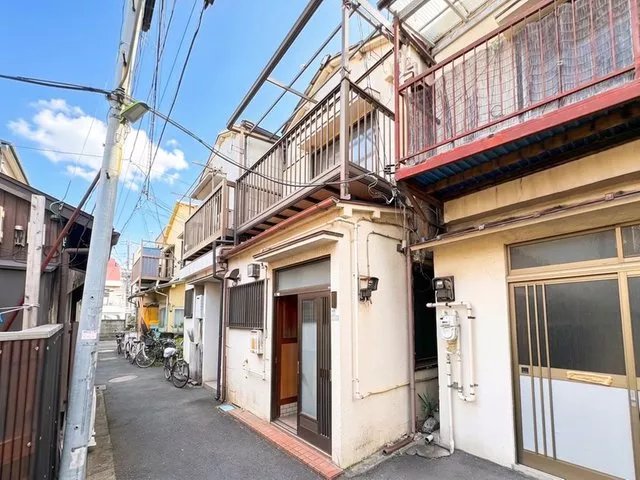 Two-story terrace house facing south♪ 3 stations and 3 lines available! Also great for investment◎