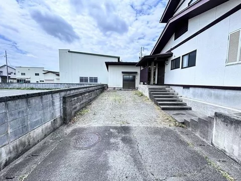 Two-story 5DK with a continuation Japanese-style room and engawa, a calm living space with a garden - Image 3