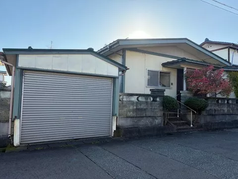 A single-story property where it's easy to move between rooms on one floor! With a garden!