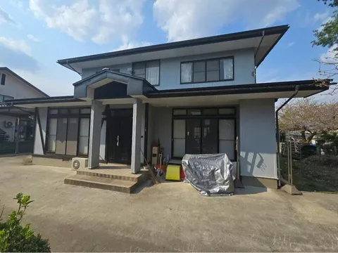 Located north of Yonezawa Second Junior High School, a 9-minute walk to the supermarket. A popular area close to commercial facilities.