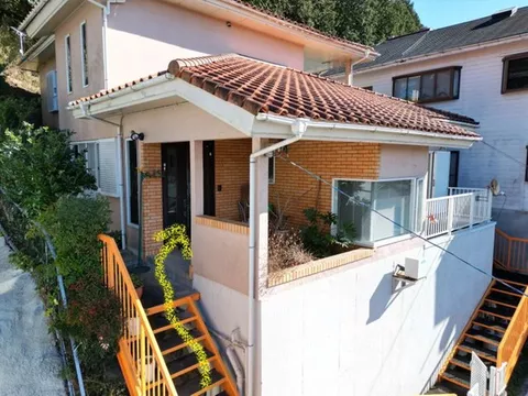 This property offers a view where you can enjoy the Ohnin fireworks festival. However, there are 43 steps to the entrance.