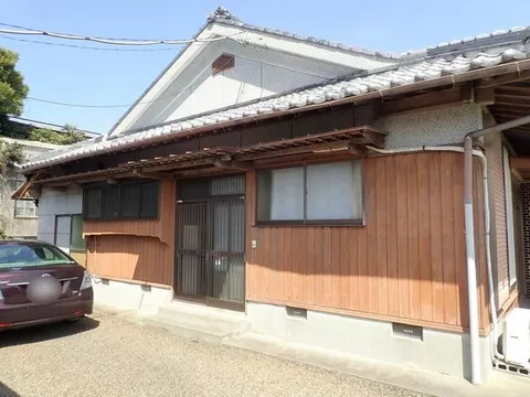 A 5DK single-story house in a traditional Japanese style located on a northwestern corner lot, with a two-story storage shed that can be used separately. - Image 2