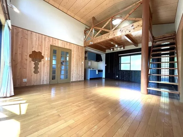 A single-story house built on a spacious lot of approximately 152 tsubo. A 19-tatami mat open LDK and loft, spacious terrace.