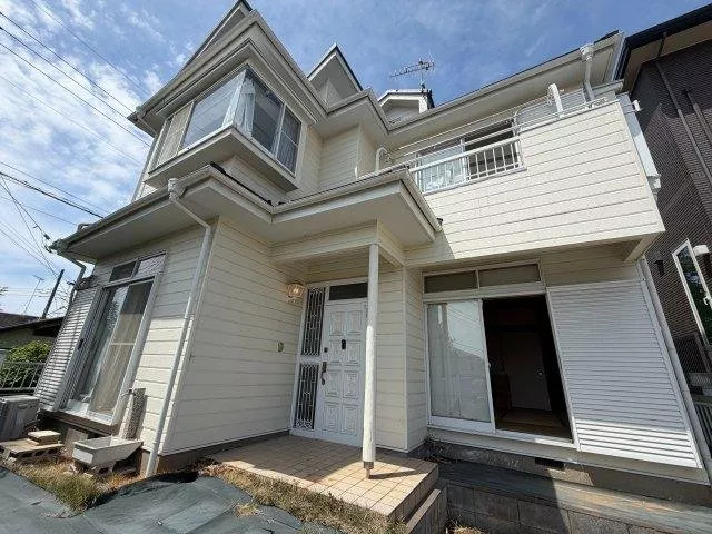 South-facing living room, Japanese-style room, family-friendly, green residential area, closet