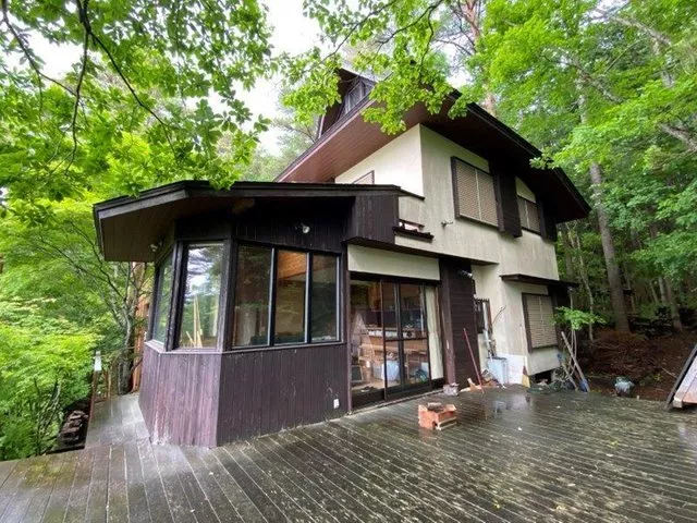 Located within the Risu Village resort area. Enjoy views of Mount Fuji from the spacious wooden deck in nature.