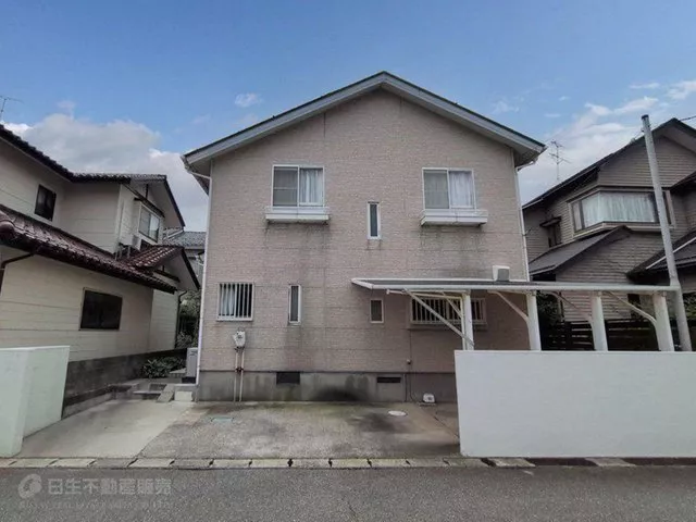 4LDK + storage built by Misawa Homes. South-facing with a garden. All rooms are over 6 tatami mats.