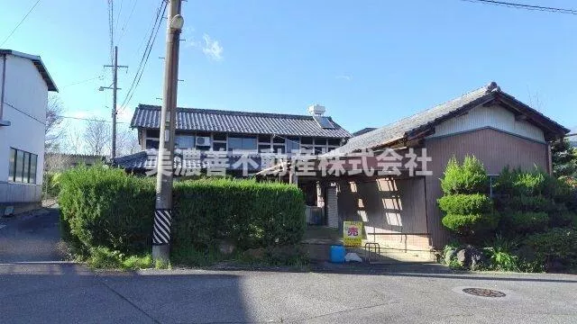 30 minutes by bus from Tokaido Main Line "Gifu" Station, 1 minute on foot from Taro Maru Danchi