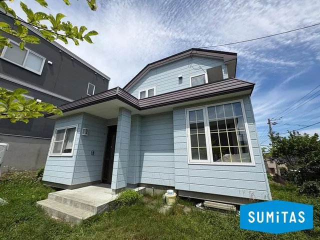 A calm living environment located on a hill surrounded by a rich natural environment!