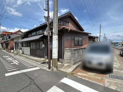 Approximately 115 tsubo of land with access from two directions to public roads, a garage, and a garden of over 10 tsubo, 6SDK