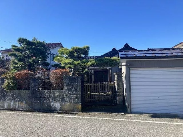 【On clear days, enjoy a panoramic view of the Tateyama mountain range♪ Single-story house on a spacious approximately 111 tsubo lot】