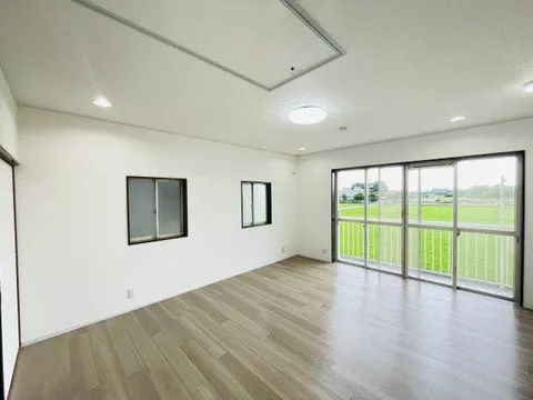 2nd floor LDK with good sunlight and privacy♪ Comes with a built-in garage♪ - Image 3