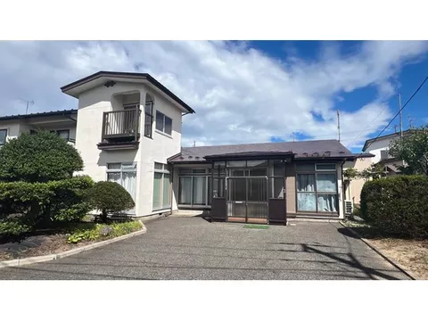 9 minutes on foot to Oiwake Station, good access to National Route 7, a convenient location for transportation!