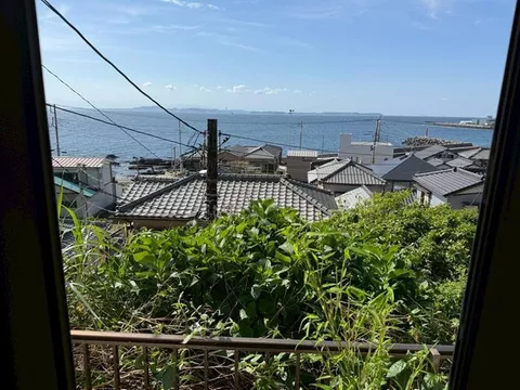 Ocean view! A single-story house on a hill!