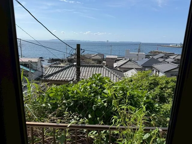 Ocean view! A single-story house on a hill!