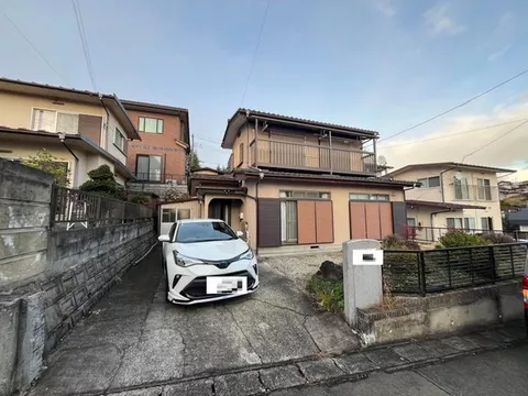 Since this property is located in a quiet residential area, you can live away from the noisy hustle and bustle of the city.