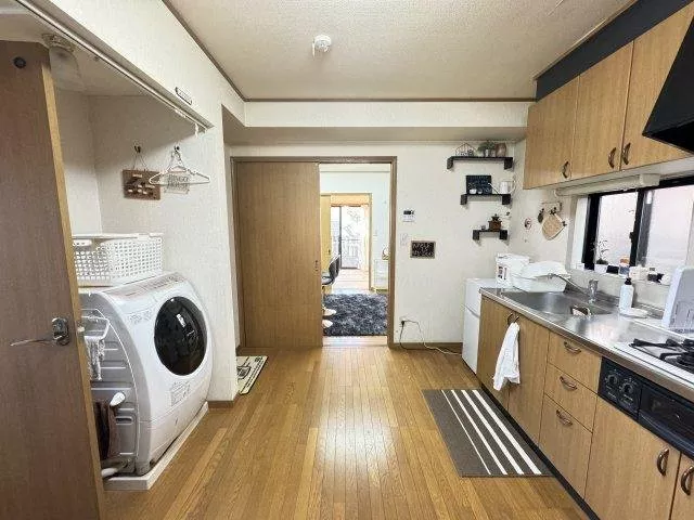 Since it comes with a stylish system kitchen, the kitchen becomes a fashionable space