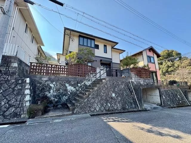 Lightweight steel construction 3SLDK by Sekisui House + garage, all-electric, with gardens to the north and south.