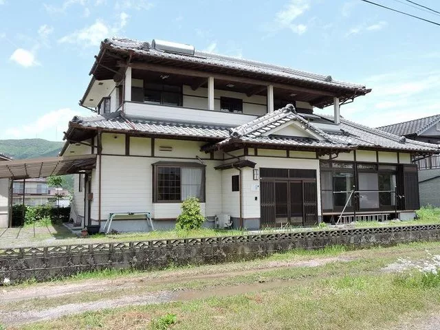 Two-story used house in Oda, Ebino City! The spacious second-floor terrace with a great view is attractive!