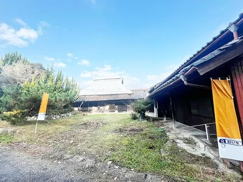 The site area is over 424 tsubo! With 6 large warehouses and storehouses......good for a second house!