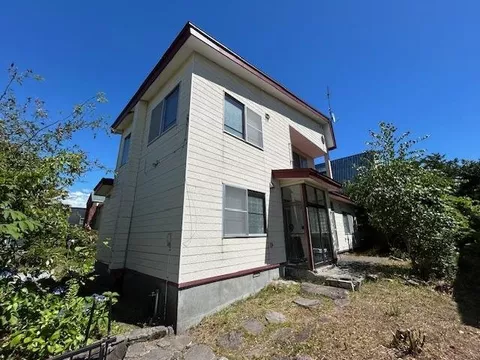 Approximately 77 tsubo of land; a spacious 5LDK with plenty of rooms. A detached house with an integrated garage to protect your beloved car.