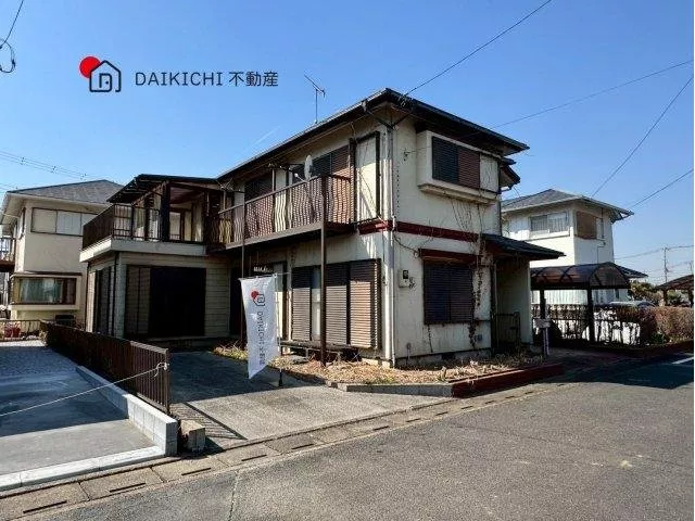 Front road 6m makes parking easy♪ 6LDK with many rooms ensures private space!