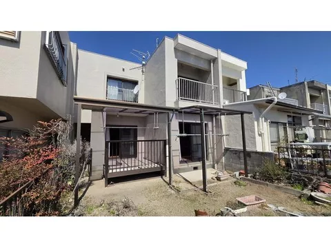 ～Terrace house with a south-facing garden in a quiet residential area～◎ Good sunlight due to being on a hill♪