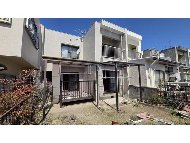 ～Terrace house with a south-facing garden in a quiet residential area～◎ Good sunlight due to being on a hill♪