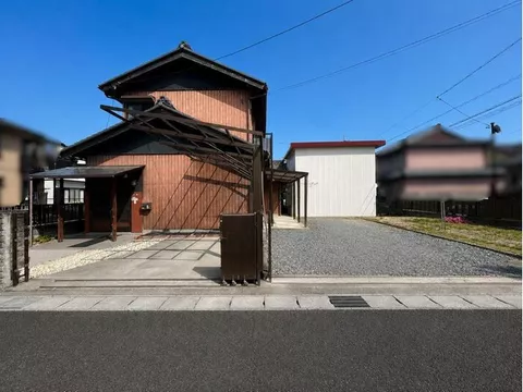 Residential property with garage storage♪ Parking for 3 or more cars available, featuring a spacious garden that is attractive!