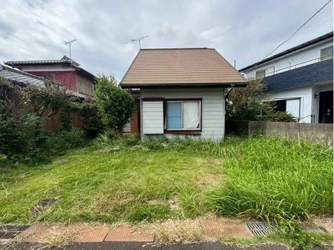 If you're looking for a home in the Kashima City area, consider the comfortable "Used Detached House in Oaza Nemisada, Kashima City"