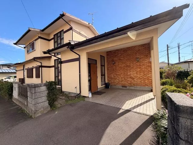 *Exterior and interior photos have been AI processed. *Layout in preparation
